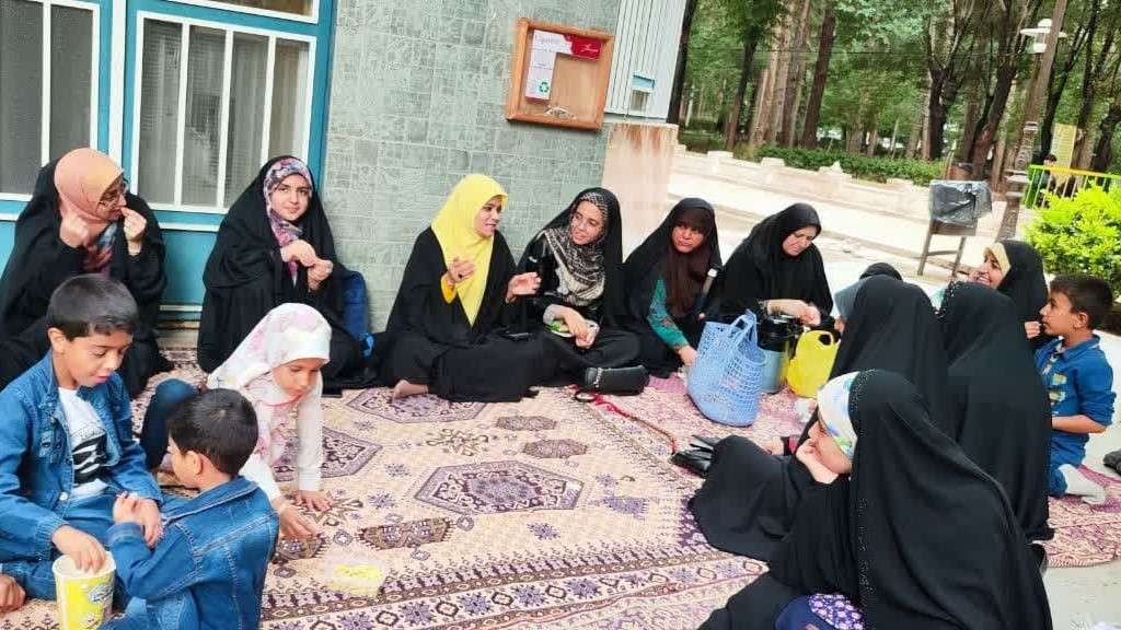 دورهمی مفرح و آموزشی در بوستان آزادگان