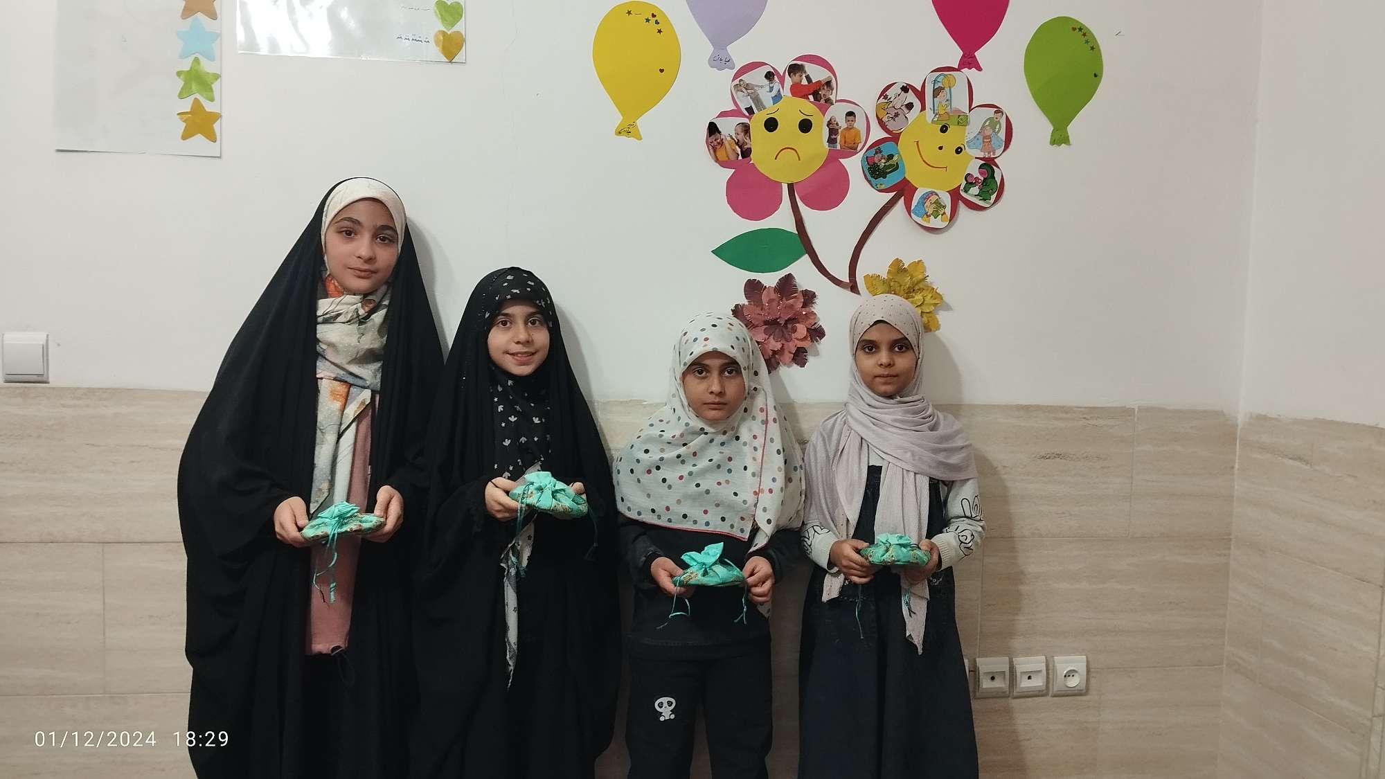 اهدای هدیه به برگزیدگان فعالیت های مرتبط به پشتیبانی